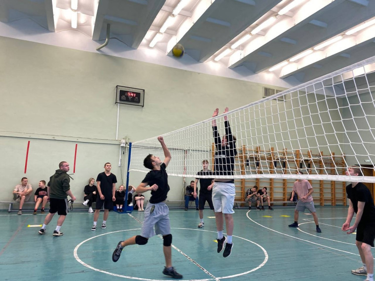 Новогодние товарищеские встречи по волейболу, баскетболу и флорболу: спорт объединяет!.